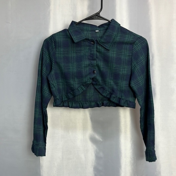 SHEIN crop top shirt. I’m guessing it’s XS. Not sure what 150 is.  New no tags - Picture 1 of 6